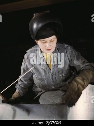 Enola O'Connell, Alter 32, Witwe und Mutter von einem Kind, Ex-Hausfrau, jetzt nur Frau Schweißer am Heil und Co., Milwaukee, Wisconsin. Stockfoto