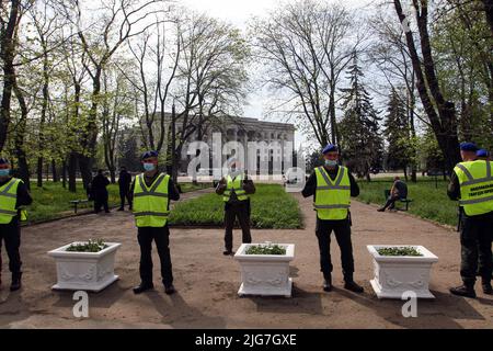 2. Mai 2021, Odessa, Ukraine: Das Personal der Nationalgarde der Ukraine in der Nähe des Kulykove-Feldes gesehen. Die Auseinandersetzungen in Odesa 2014 waren eine Reihe von Konflikten zwischen pro-Maidan- und Anti-Maidan-Demonstranten, die sich nach der Revolution der würde in der südukrainischen Stadt Odesa ereigneten. Die Gewalt verschärfte sich am 2. Mai, als ein Pro-Maidan-Mob Anti-Maidan-Aktivisten attackierte und Anti-Maidan-Aktivisten in ein Gewerkschaftshaus zwang, das von Pro-maidan-Demonstranten, die Molotow-Cocktails auf das Gebäude warfen, in Brand gesetzt wurde. Die Menge wurde schon zu ihrer Zeit skandiert, um sie in Brand zu setzen Stockfoto