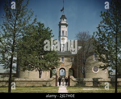 Die Hauptstadt der Virginia-Kolonie im 18.. Jahrhundert, die von John D. Rockefeller, Jr., in den 1930er Jahren von Williamsburg, VA. Die ursprünglich 1701-5 errichtete Hauptstadt war der Treffpunkt der Generalversammlung und des Gerichts von Virginia [und] fliegt mit Genehmigung von England und den Vereinigten Staaten die alte britische Flagge. Stockfoto