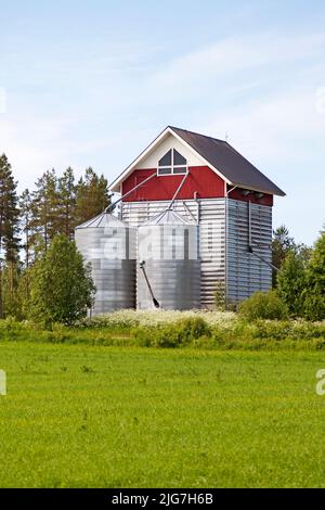 Dharma, Finnland - 21. Juni 2022: Haus mit zwei miteinander verbundenen Silos Stockfoto