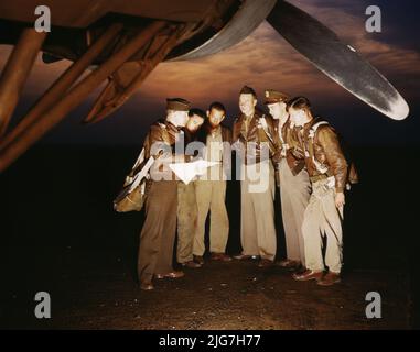 Hier ist unsere Mission. Eine Bekämpfung der Crew bekommt letzte Anweisungen vor dem Start in einer mächtigen YB-17 Bomber aus einem Bombardement squadron Basis auf dem Feld, Langley, Virginia. Stockfoto