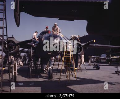 Mitarbeiter der „Sunshine“-Montagelinie im nordamerikanischen Werk haben einen weiteren B-25-Bomber, Inglewood, Kalifornien, in den letzten Schliff gebracht. Zusätzlich zum im Kampf getesteten B-25 („Billy Mitchell“)-Bomber, der bei General Doolittles Überfall auf Tokio eingesetzt wurde, In diesem Werk wird das Kampfflugzeug P-51 ("Mustang") hergestellt, das erstmals durch den britischen Überfall auf Dieppe in den Vordergrund gerückt wurde. Stockfoto