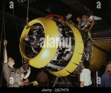 Montage Motor [auf eine] Fairfax b-25 Bomber, bei North American Aviation, Inc., Pflanze in Inglewood [:], Calif. Stockfoto