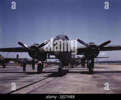 B-25 Bomber im Freien auf der Montagelinie an der North American Aviation, Incorporated, fast bereit für Ihren ersten Testflug, Kansas City, Kansas. Stockfoto