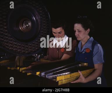 Niet-Lochung in einem Chassisrahmen für ein b-25 Bomber, die Anlage von North American Aviation, Inc., Kalifornien Stockfoto