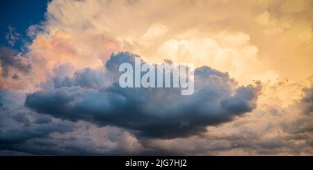 Wunderschöne majestätische Wolkenlandschaft in verschiedenen Farben bei Sonnenuntergang. Stockfoto