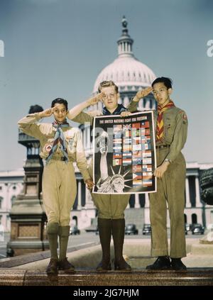 United Nations Fight for Freedom : farbige, weiße und chinesische Pfadfinder vor dem Capitol helfen mit Plakaten, die den Kriegsanstrengungen helfen. Stockfoto