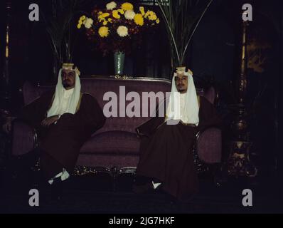 Amir Khalid [rechts] und Amir Faisal, Söhne von König Ibn Saud von Saudi-Arabien. Ihre Königlichen Hoheiten schlossen kürzlich einen umfangreichen Besuch in den Vereinigten Staaten als Gäste der Regierung ab. Sie haben eine spezielle Studie über Bewässerungsprojekte in den Vereinigten Staaten durchgeführt. Die Fürsten bei ihrem eigenen Abschiedsempfang in der Hauptstadt der Nation. Stockfoto