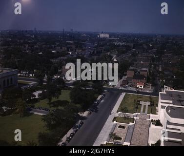 Blick nach Osten in Richtung Rackham Building, Detroit, mich. Das Foto zeigt das Rackham Memorial Building auf der rechten Seite und das Detroit Institute of Art auf der linken Seite, zwischen denen die Farnsworth Street verläuft. Stockfoto