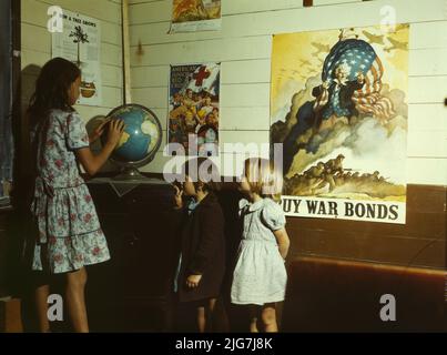 Ländliche Schulkinder, San Augustine County, Texas. [Poster: 'Buy War Bonds']. Stockfoto