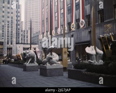 Die Ausstellung der Vereinten Nationen, die vom OWI auf der Rockefeller Plaza, New York, New York, ausgestellt wurde. Zentrales Motiv war dieser Rahmen, der eine Kopie der atlantischen Charta enthielt, wobei Verstärker an jedem Ende alle halbe Stunde Reden von Roosevelt, Churchill und Chiang Kai-Shek ausstrahlten und von Statuen der vier Freiheiten umgeben waren. [Freiheit von der Willensfreiheit; Freiheit von der Angst]. Stockfoto