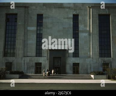 Gebäude des Gesundheitsministeriums, Bildung und Wohlfahrt, Washington, D.C. das Foto zeigt das Wilbur J. Cohen Federal Building in 330 der Independence Ave., S.W., Washington, D.C., das derzeit die Voice of America und einen Teil des Gesundheitsministeriums beherbergt. [Erbaut 1930s]. Stockfoto