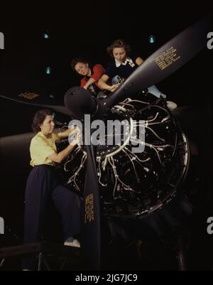 Die sorgfältige Hände der Frauen werden in präzise Flugzeuge Motor Montage Aufgaben bei Douglas Aircraft Company, Long Beach, Kalifornien ausgebildet. Stockfoto