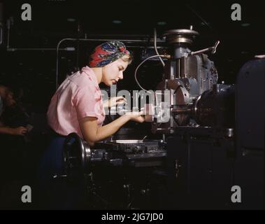 Nach einer sorgfältigen Ausbildung in der Schule im Werk der Douglas Aircraft Company, Long Beach, Kalifornien, werden Frauen zu qualifizierten Werkstatttechnikern. Die wichtigsten der vielen Flugzeugtypen, die in diesem Werk hergestellt werden, sind der schwere Bomber B-17F („Flying Fortress“), Der Sturmbomber A-20 ("Havoc") und das schwere Transportflugzeug C-47 für den Transport von Truppen und Fracht. Stockfoto