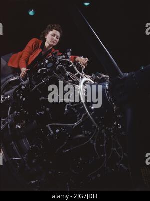 Frau bei der Arbeit am Motor, Douglas Aircraft Company, Long Beach, Kalifornien Stockfoto