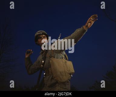 Eine amerikanische Ananas, von der die Achse schwer verdaulich ist, ist bereit, die Hand eines Infanteristen beim Training in Fort Belvoir zu verlassen, VA. Amerikanische Soldaten machen gute Granatwerfer. Stockfoto