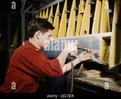 Nieten bei der Arbeit im Douglas Aircraft Corporation-Werk in Long Beach, Kalifornien Stockfoto