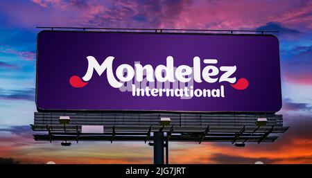 POZNAN, POL - 23. JUN 2022: Werbetafel mit dem Logo von Mondelez International, einer Süßwaren-, Lebensmittel-, Haltungs-, Getränke- und Snackfabrik Stockfoto