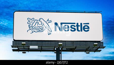 POZNAN, POL - 23. JUN 2022: Werbetafel mit dem Logo von Nestle, einem multinationalen Konzern für Lebensmittel- und Getränkeverarbeitung Stockfoto