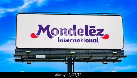 POZNAN, POL - 23. JUN 2022: Werbetafel mit dem Logo von Mondelez International, einer Süßwaren-, Lebensmittel-, Haltungs-, Getränke- und Snackfabrik Stockfoto
