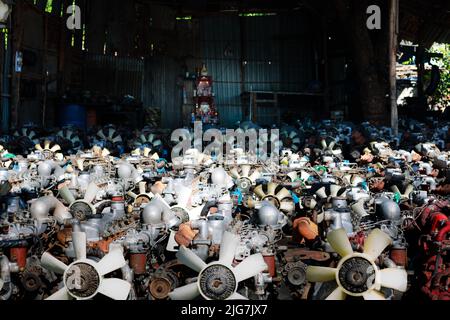 Paletten mit gebrauchten Motoren im Lager einer Organisation, die sich mit der Demontage von alten Autos und dem Verkauf von Gebrauchtwagenteilen beschäftigt. Stockfoto