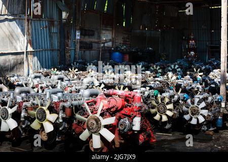 Paletten mit gebrauchten Motoren im Lager einer Organisation, die sich mit der Demontage von alten Autos und dem Verkauf von Gebrauchtwagenteilen beschäftigt. Stockfoto