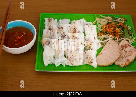 Banh Cuon Teller wird aus Reismehl mit Zitrone, Chili, Knoblauch Dipping Sauce serviert gemacht. Street Food in Vietnam Stockfoto