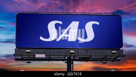 POZNAN, POL - 23. JUN 2022: Werbetafel mit dem Logo von Scandinavian Airlines, der Flaggengesellschaft von Dänemark, Norwegen und Schweden Stockfoto