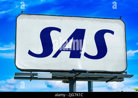 POZNAN, POL - 23. JUN 2022: Werbetafel mit dem Logo von Scandinavian Airlines, der Flaggengesellschaft von Dänemark, Norwegen und Schweden Stockfoto