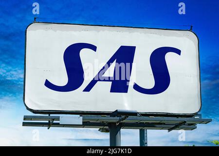 POZNAN, POL - 23. JUN 2022: Werbetafel mit dem Logo von Scandinavian Airlines, der Flaggengesellschaft von Dänemark, Norwegen und Schweden Stockfoto