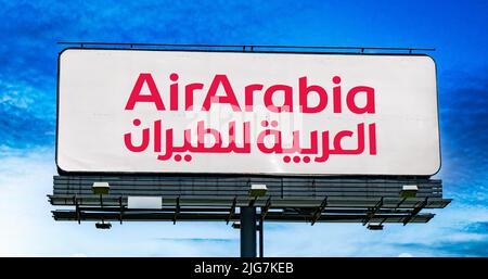 POZNAN, POL - 23. JUN 2022: Werbeplakat mit dem Logo von Air Arabia, einer Billigfluggesellschaft der Emiraten Stockfoto