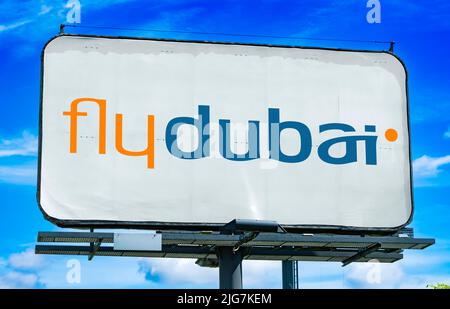 POZNAN, POL - 23. JUN 2022: Werbeplakat mit dem Logo von flydubai, einer Billigfluggesellschaft im Besitz der Emirati-Regierung in Dubai, United Arab EM Stockfoto
