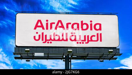 POZNAN, POL - 23. JUN 2022: Werbeplakat mit dem Logo von Air Arabia, einer Billigfluggesellschaft der Emiraten Stockfoto