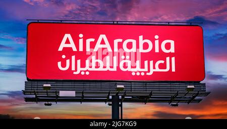 POZNAN, POL - 23. JUN 2022: Werbeplakat mit dem Logo von Air Arabia, einer Billigfluggesellschaft der Emiraten Stockfoto