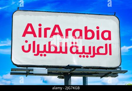 POZNAN, POL - 23. JUN 2022: Werbeplakat mit dem Logo von Air Arabia, einer Billigfluggesellschaft der Emiraten Stockfoto