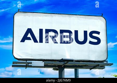 POZNAN, POL - 28. JUN 2022: Werbetafel mit dem Logo von Airbus, einem europäischen multinationalen Luft- und Raumfahrtkonzern Stockfoto