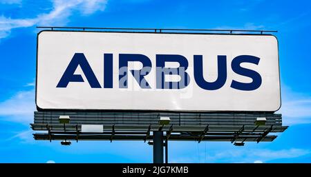 POZNAN, POL - 28. JUN 2022: Werbetafel mit dem Logo von Airbus, einem europäischen multinationalen Luft- und Raumfahrtkonzern Stockfoto