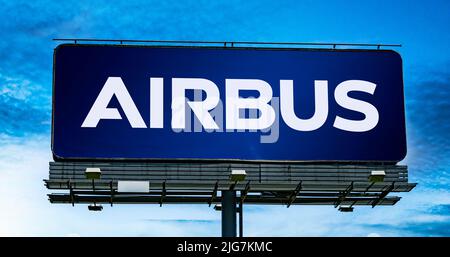 POZNAN, POL - 28. JUN 2022: Werbetafel mit dem Logo von Airbus, einem europäischen multinationalen Luft- und Raumfahrtkonzern Stockfoto