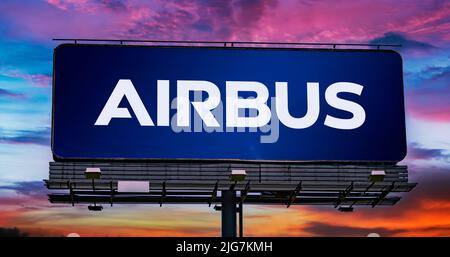 POZNAN, POL - 28. JUN 2022: Werbetafel mit dem Logo von Airbus, einem europäischen multinationalen Luft- und Raumfahrtkonzern Stockfoto