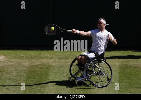 Alfie Hewett in Aktion gegen Gustavo Fernandez in ihrem Herren-Halbfinalspiel im Rollstuhl am 12. Tag der Wimbledon Championships 2022 im All England Lawn Tennis and Croquet Club, Wimbledon. Bilddatum: Freitag, 8. Juli 2022. Stockfoto