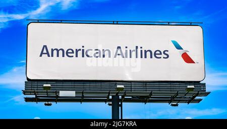 POZNAN, POL - 28. JUN 2022: Werbeplakat mit dem Logo von American Airlines, einer großen US-Fluggesellschaft Stockfoto