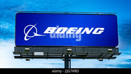POZNAN, POL - 28. JUN 2022: Werbetafel mit dem Logo der Boeing Company, einem amerikanischen multinationalen Luft- und Raumfahrtkonzern Stockfoto