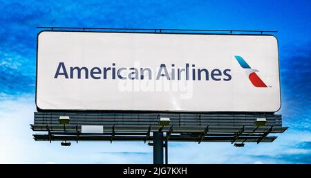 POZNAN, POL - 28. JUN 2022: Werbeplakat mit dem Logo von American Airlines, einer großen US-Fluggesellschaft Stockfoto
