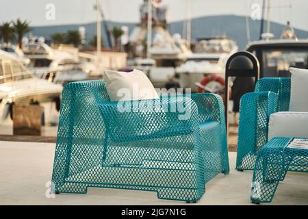 Korbblaue Stühle und ein Tisch. Sommer Gartenmöbel am Meer Stockfoto