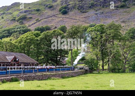 Ein Dampfzug der Ravenglass und Eskdale Heritage Railway am Bahnhof Dalegarth wartet auf die Abfahrt an einem Sommertag Boot Eskdale Cumbria England Stockfoto