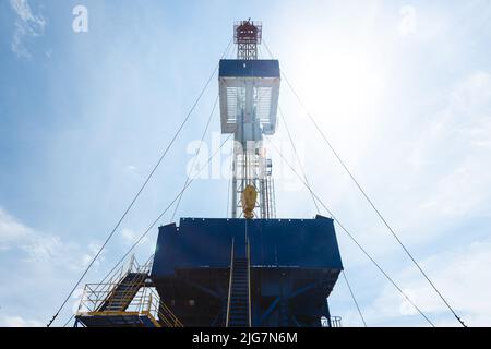 Mobiles Bohrgerät aus nächster Nähe. Bohren und Service von Öl- und Gasbrunnen Stockfoto