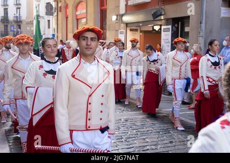 Jugendliche in Uniform in der traditionellen Prozession des Tages von San Fermin. Juli 07 2022. Pamplona, Navarra, Spanien, Europa Stockfoto