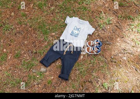 Set von Kleidung für Babys; Fotos auf natürlichem Hintergrund. Stockfoto