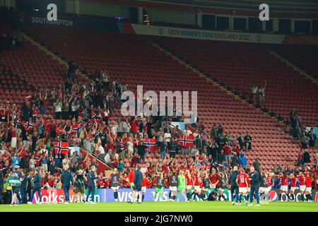 Southampton, Großbritannien. 07.. Juli 2022. Southampton, England, 7. 2022. Juli: Norwegische Spieler feiern mit ihren Fans ihren Sieg beim UEFA Womens Euro 2022 Fußballspiel zwischen Norwegen und Nordirland im St. Marys Stadium in Southampton, England. (Daniela Porcelli /SPP) Quelle: SPP Sport Press Foto. /Alamy Live News Stockfoto