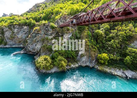 Eine faszinierende Aussicht auf die Kawarau Gorge Suspension Bridge über türkisfarbenem Wasser auf South Island, Neuseeland Stockfoto